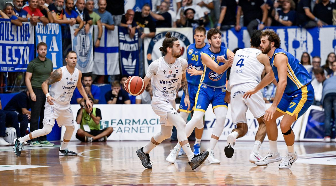 Pielle Livorno in azione durante una partita di pallacanestro